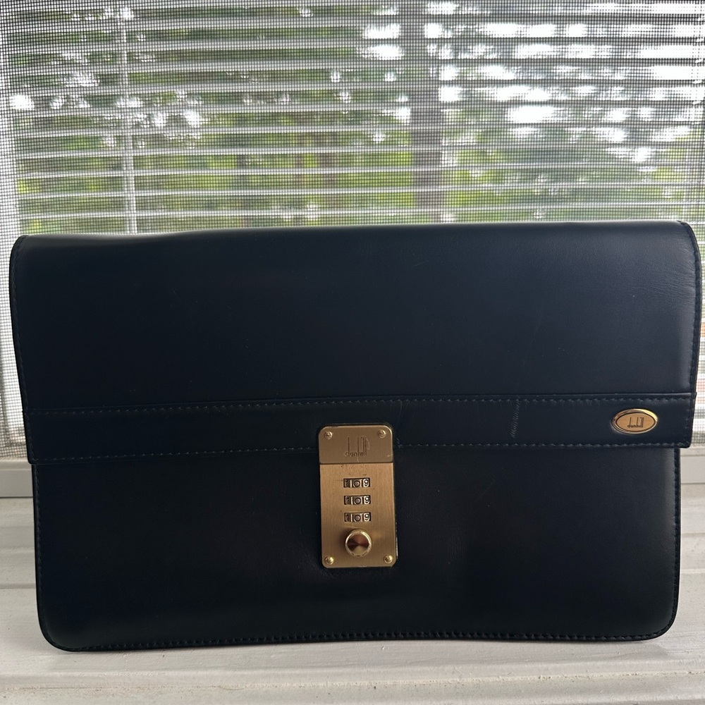 Dunhill Women’s Black Leather Clutch|Lock combination